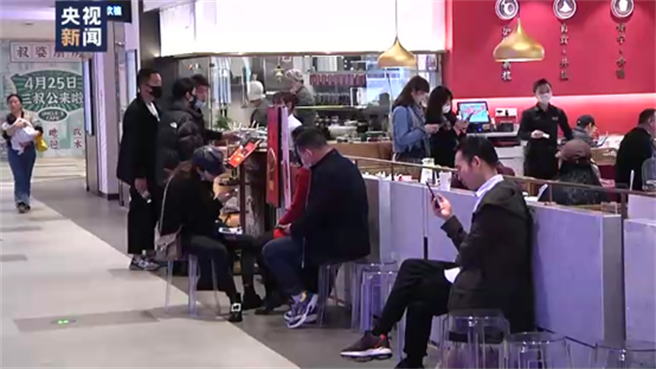 大陸一線城市受訪人群月消費總額中，行動支付的占比大約是8成。(央視)