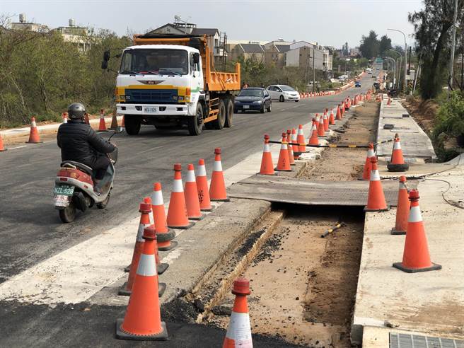 縣府提醒，目前環北、高陽路段兩側仍在施工中，仍應減速慢行小心駕駛。（李金生攝）