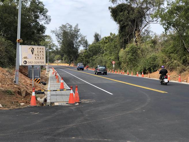 金門交通幹道環島北路一段、高陽路原封路施工，在施工團隊連日努力下，目前均已開放通車。（李金生攝）