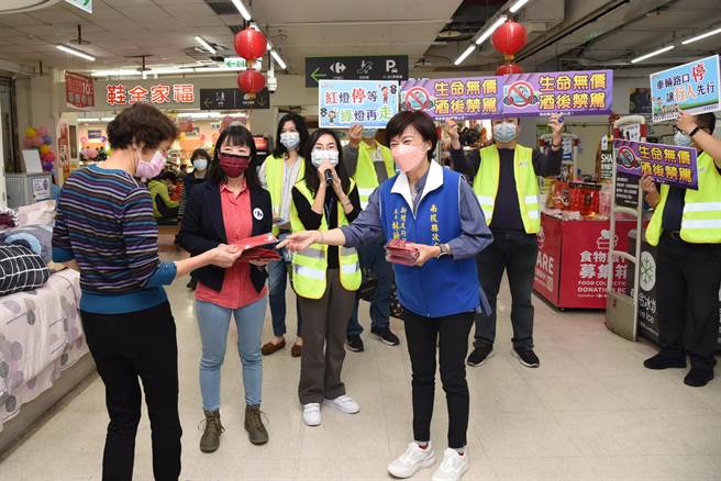 南投县新闻及行政处长林琦瑜，27日到家乐福宣导喝酒不开车。（南投县政府提供／廖志晃南投传真）