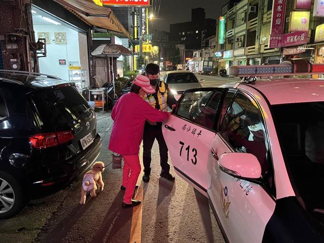 桃园市平镇区的一名75岁曹姓老妇人，26日晚间突然发现孙女不在家，要出门寻找，结果老妇反而失联，所幸被员警找回来。（警方提供）