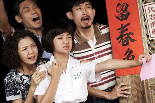 俗女2 講述台灣六年級女生的成長故事，延續第一季的喜劇敘事基調，採用大小陳嘉玲雙線敘事，精彩回歸。（公視提供）