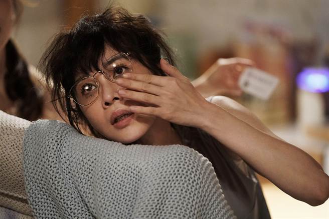 謝盈萱飾演陳嘉玲，41歲的她，邁向人生的下半場，面臨更多未能化解的女性難題。（公視提供）