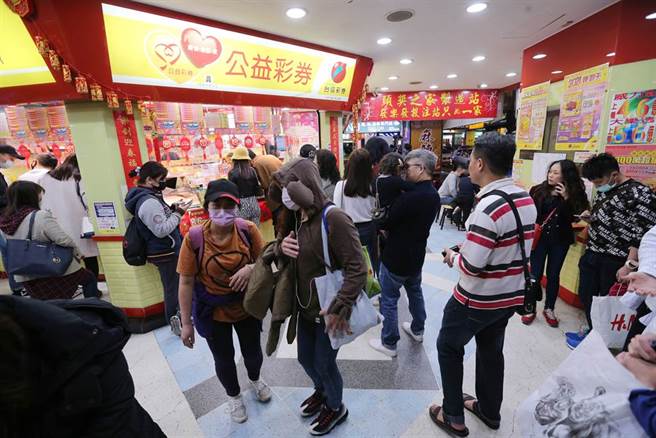 过年到了，不少人喜欢买彩券试手气。(示意图/资料照)