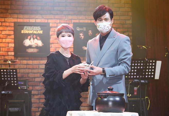 陳國華（右）今為了幫詹雅雯補身體，特地燉雞湯。（陳俊吉攝）