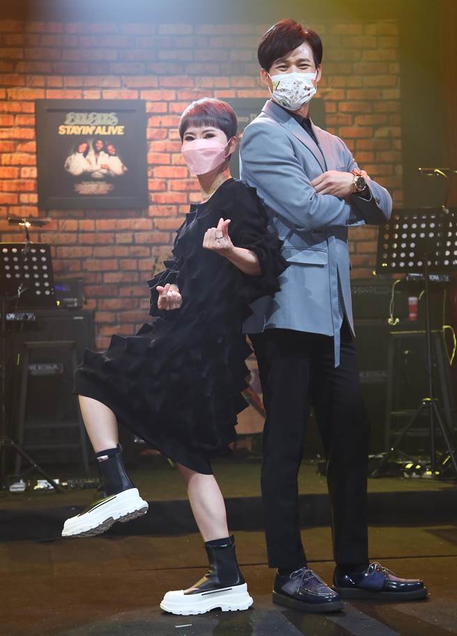 台語歌后詹雅雯（左）今抱病力挺陳國華新節目《那些年。那些歌》。（陳俊吉攝）