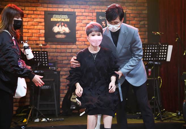  詹雅雯長期使用左半邊施力傷害到筋骨，需要人攙扶。（陳俊吉攝）