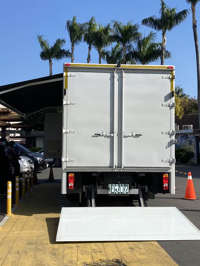 檢警出動法醫研究所X光勘驗車，進行死者遺體全身掃描找尋彈頭，再鑑定死因。（張妍溱攝）