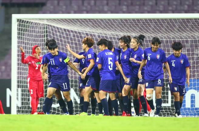 赖丽琴（蓝11号）对伊朗快速进球，带起中华队士气。（中华足协提供）