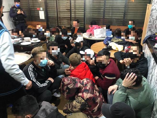 移民署南区事务大队嘉义县专勤队破获位于新北市新庄的越南流动赌场。（嘉义县专勤队提供／张亦惠嘉县传真）