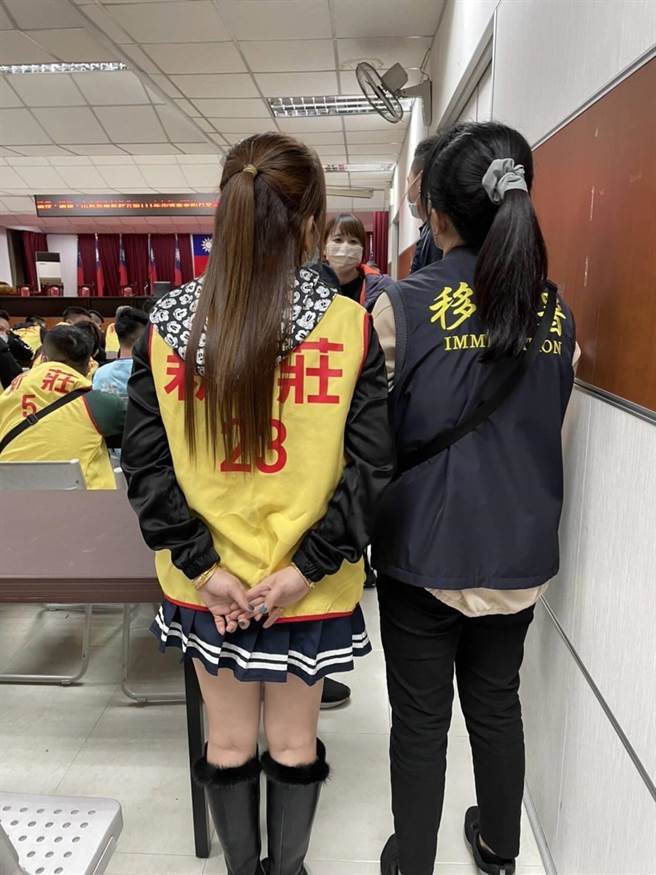 移民署南区事务大队嘉义县专勤队破获位于新北市新庄的越南流动赌场，赌场以辣妹荷官（左）为诱因吸引赌客。（嘉义县专勤队提供／张亦惠嘉县传真）