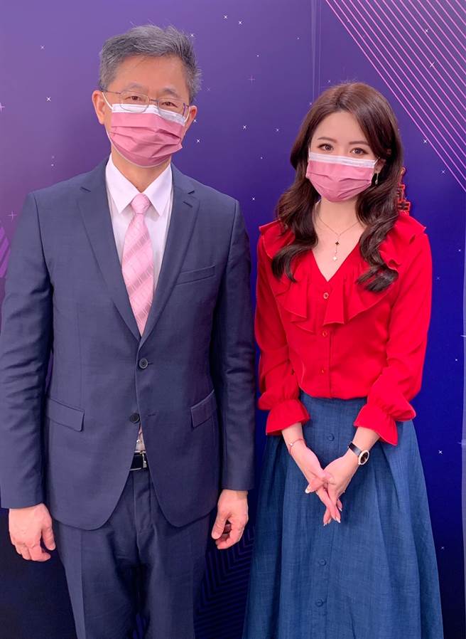 台湾运彩总经理林博泰(左)上时来运转节目，与主持人尉迟佩玉(右)谈运彩眉角。(林胜发摄)