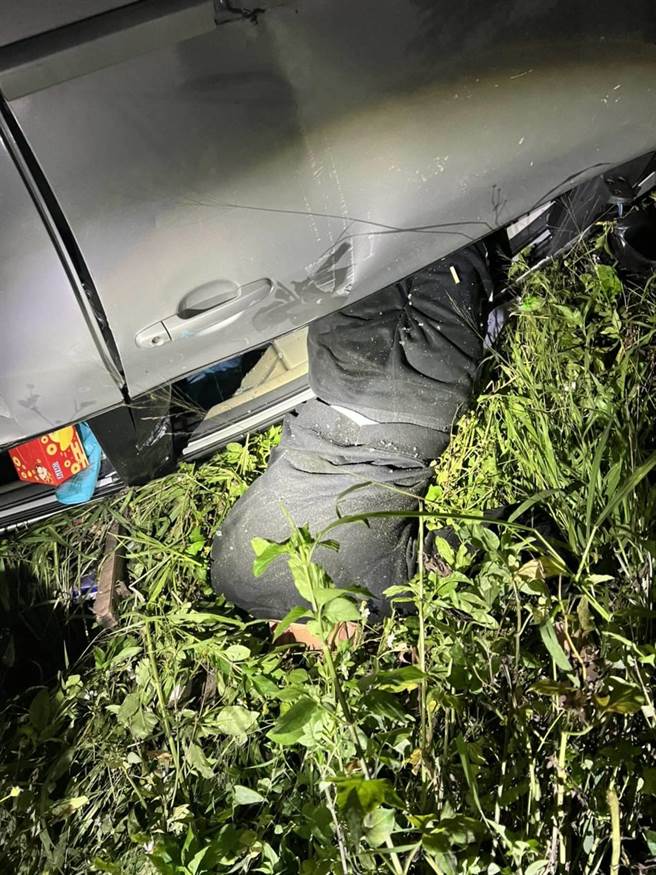 桃园市雷姓男子酒驾自撞，酒精浓度高达1.42毫克。（翻摄照片）