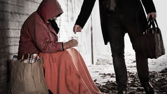 马来西亚男子近日发现，一名在菜市场旁行乞的女街友，一天收入竟高达1.5万台币。(示意图/达志影像)