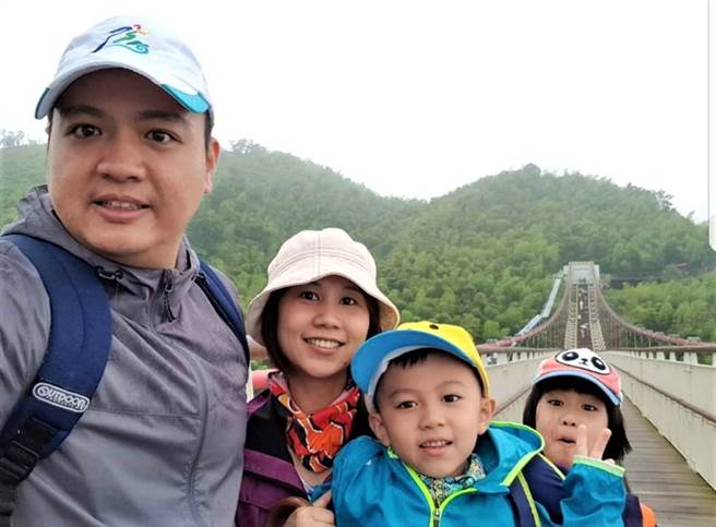 卸下戎裝轉戰房仲的永慶房屋蕭家瑋經紀人(圖左)，憑藉著軍中磨練出來的責任心，累積業績突破一億三千萬，跟家人過上幸福生活！(圖/永慶房屋提供)