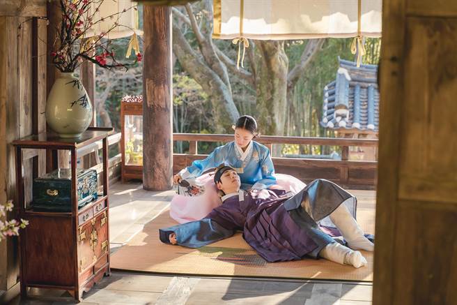 李世荣在《衣袖红镶边》中和李俊昊饰演的朝鲜正祖李祘上演一场凄美虐恋。（friDay影音提供）