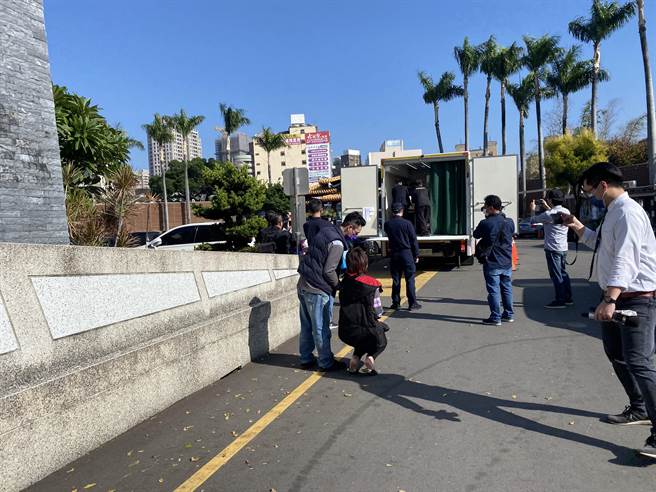 现场林男同居人放声大哭、双脚跪地，情绪相当激动。（张妍溱摄）