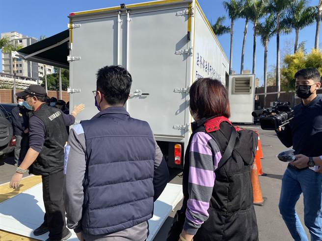 检警今下午与法医并出动法医研究所X车，先请家属确认死者身分，找寻林姓死者身体上是否有第2颗弹头。（张妍溱摄）