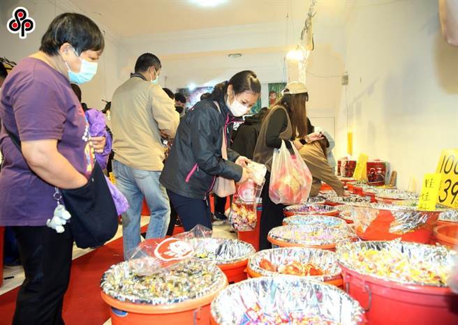 国内近期新冠肺炎疫情依旧严峻，因应春节连续假期期间，劳动部针对移工休假外出、住宿及工作等防疫措施，订定「移工、雇主及仲介春节期间COVID-19 加强防疫指引」。（报系资料照）