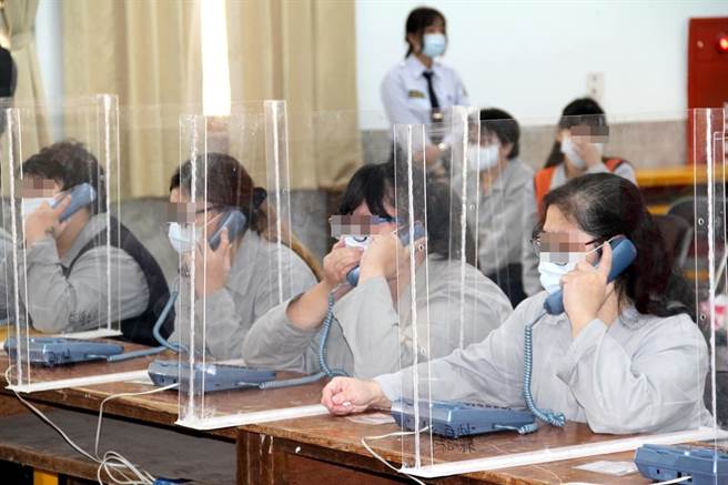 苗栗看守所安排收容人打電話懇親。（苗栗看守所提供／謝明俊苗栗傳真）