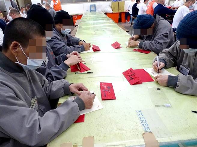 苗栗看守所安排收容人寫春節賀卡回家。（苗栗看守所提供／謝明俊苗栗傳真）