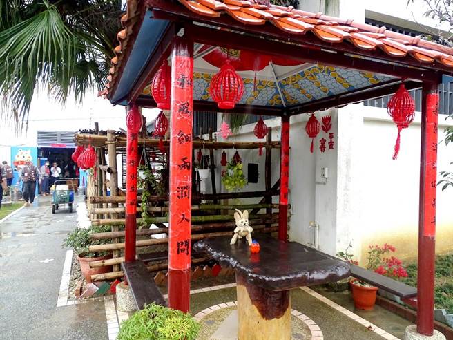 苗栗看守所安排收容人利用環保回收材質裝飾。（苗栗看守所提供／謝明俊苗栗傳真）