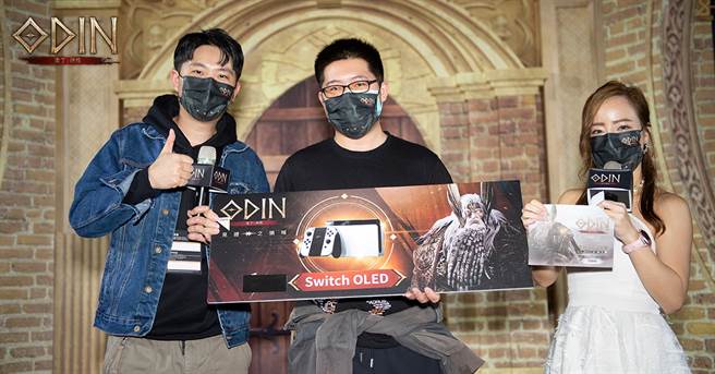 人气实况主 — 令狐冲爷爷颁发奖品给中奖玩家。(图／业者提供)