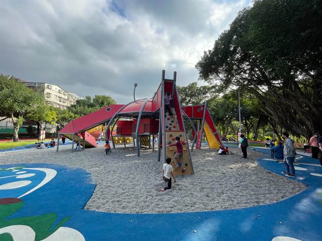新北市板桥区重新改造环河公园，引进全国首座大型招潮蟹特色游具并增设全龄体健专区与亲子共融设施，新北市长侯友宜今（27日）下午出席启用仪式。（叶书宏摄）