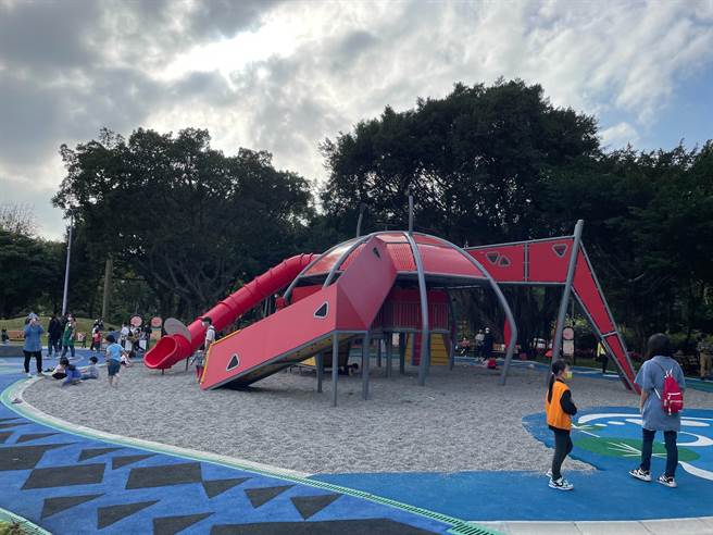 新北市板桥区重新改造环河公园，引进全国首座大型招潮蟹特色游具并增设全龄体健专区与亲子共融设施，新北市长侯友宜今（27日）下午出席启用仪式。（叶书宏摄）