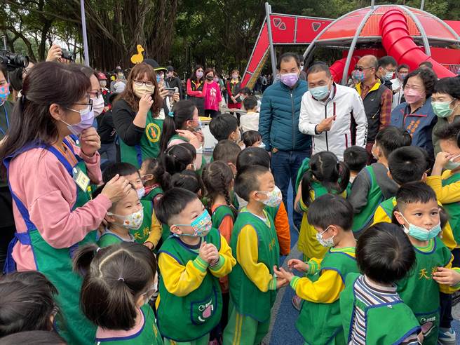 新北市板桥区重新改造环河公园，引进全国首座大型招潮蟹特色游具并增设全龄体健专区与亲子共融设施，新北市长侯友宜今（27日）下午出席启用仪式。（叶书宏摄）