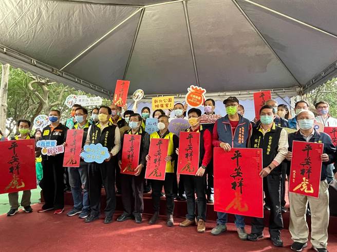 新北市板桥区重新改造环河公园，引进全国首座大型招潮蟹特色游具并增设全龄体健专区与亲子共融设施，新北市长侯友宜今（27日）下午出席启用仪式。（叶书宏摄）