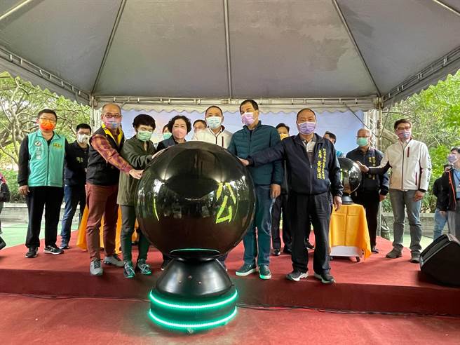 新北市板桥区重新改造环河公园，引进全国首座大型招潮蟹特色游具并增设全龄体健专区与亲子共融设施，新北市长侯友宜今（27日）下午出席启用仪式。（叶书宏摄）