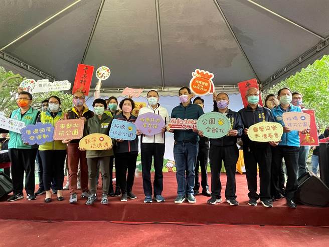 新北市板桥区重新改造环河公园，引进全国首座大型招潮蟹特色游具并增设全龄体健专区与亲子共融设施，新北市长侯友宜今（27日）下午出席启用仪式。（叶书宏摄）