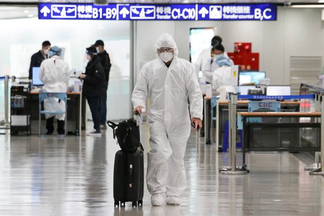 台北市卫生局今日公布北市境外移入案18648足迹，一名50多岁男性，1月17日自美国入境，1月23日返家加强自主健康管理，1月26日採检阳性。图为桃园机场入境旅客。（非新闻当事人／陈麒全摄）