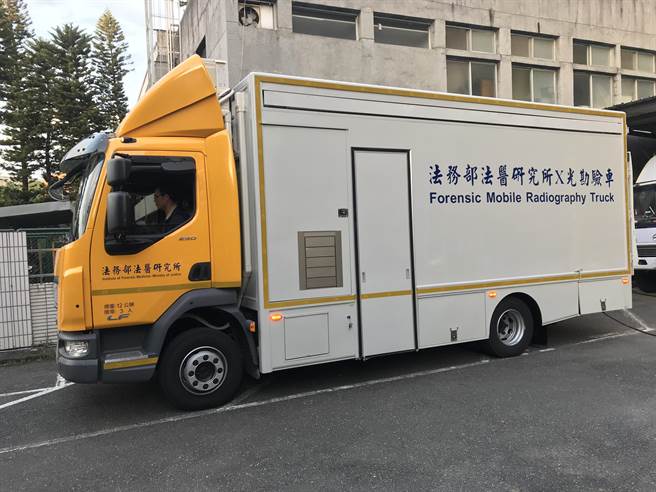 中市行刑式爆头杀人案，检察官会同法医解剖相验，透过法医研究所X光勘验车协助，在死者颅内找到弹头。（台中地检署提供／陈淑芬台中传真）