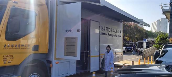 中市行刑式爆头杀人案，检察官会同法医解剖相验，透过法医研究所X光勘验车协助，在死者颅内找到弹头。（台中地检署提供／陈淑芬台中传真）