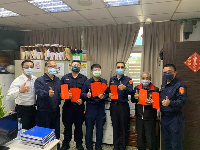 新北市永和警分局长陈保安于春节前夕特至分局各单位致赠春节慰问红包，帮同仁打气，让同仁备感温馨。（永和警分局提供）