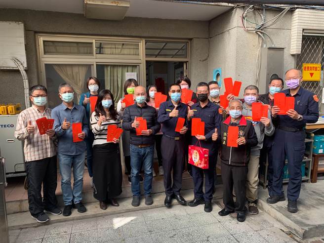 新北市永和警分局长陈保安于春节前夕特至分局各单位致赠春节慰问红包，帮同仁打气，让同仁备感温馨。（永和警分局提供）