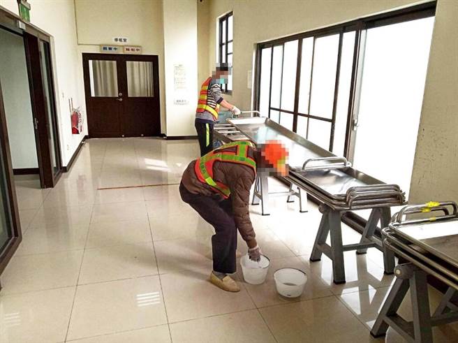 橋頭地檢署27日安排酒駕者到橋頭殯儀館清洗洗屍盤。（翻攝照片／林瑞益高雄傳真）