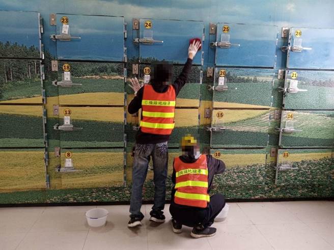 橋頭地檢署27日安排酒駕者到橋頭殯儀館擦拭冷凍櫃。（翻攝照片／林瑞益高雄傳真）