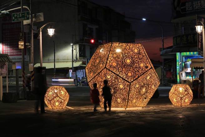 高市观光局将地方灯节展区延伸至经典小镇美浓，主灯「蝶舞之间」运用竹艺编织工艺，展现黄蝶翅膀意象。（高市观光局提供／柯宗纬高雄传真）