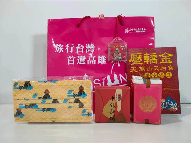 双城欢喜迎财神高雄福袋内容有美浓147平安米、中外饼铺日日进财绿豆糕、庙宇特色口罩、压轿金、香火袋等开运好礼。（高市观光局提供／柯宗纬高雄传真）