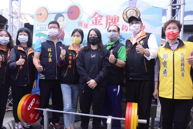 举重女神郭婞淳（中）与教练林敬能（右3）「金牌教练的家」意象打卡点启用，受到地方欢迎。（王志伟摄） 