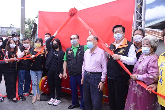 乡长何礼臺（右3）在金牌教练林敬能老家打造「教练的家」打卡点今揭牌，郭婞淳与地方各界一同参与。（王志伟摄）