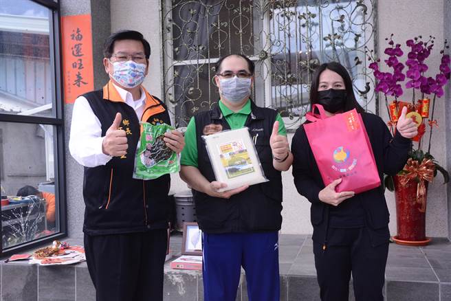 乡长何礼臺（左起）、教练林敬能、郭婞淳，也不忘为地方农产品特色加持。（王志伟摄）