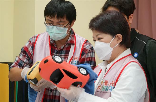 台中市長盧秀燕27日特別到大里親子館視察館內防疫措施，並觀摩示範玩具的消毒流程，強調消毒過程也適用居家清潔。（黃國峰攝）