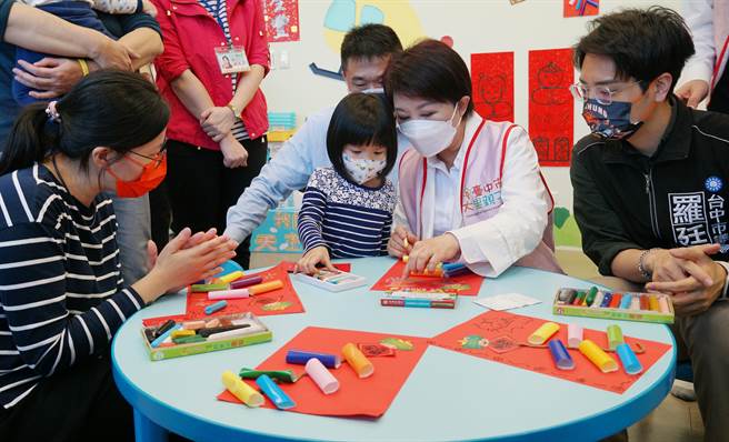 台中市長盧秀燕27日特別到大里親子館視察館內防疫措施，並觀摩示範玩具的消毒流程，也與家長小孩一起製作應景的春聯和紙鞭炮。（黃國峰攝）