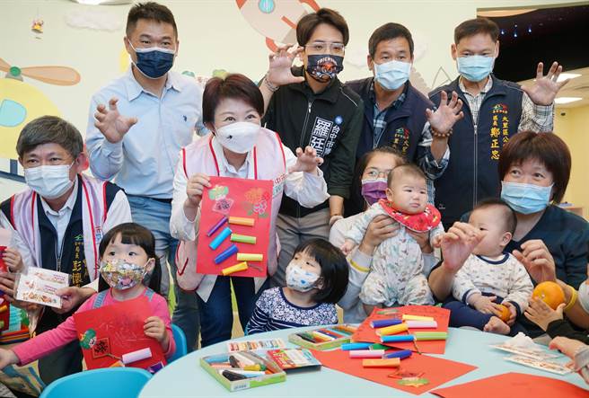 台中市長盧秀燕27日特別到大里親子館視察館內防疫措施，並觀摩示範玩具的消毒流程，也與家長小孩一起製作應景的春聯和紙鞭炮。（黃國峰攝）