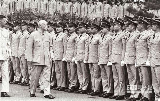 1970年9月8日蒋中正总统于亲临阳明山中山楼，主持国防研究院及陆海空军三军官校暨政工干部学校应届毕业学员生联合毕业典礼。典礼完成后，总统巡视学生们整齐的行列。（姚琢奇摄）