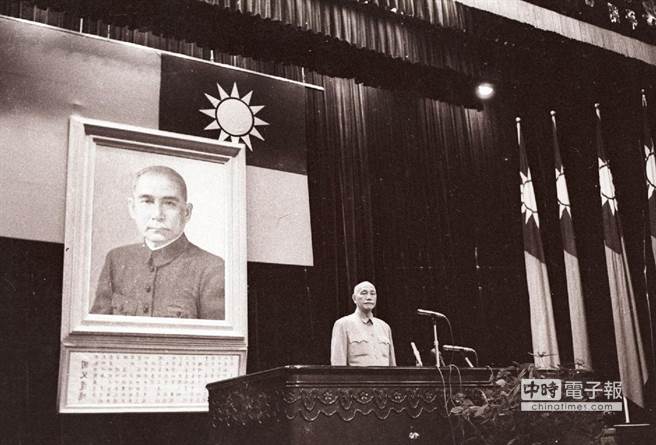 1970年9月8日蒋中正总统亲临阳明山中山楼，主持国防研究院及陆海空军三军官校暨政工干部学校应届毕业学员生联合毕业典礼。典礼中蒋总统以革新当前教育文化与发扬军人精神武德为题旨，训勉全体员生。（姚琢奇摄）